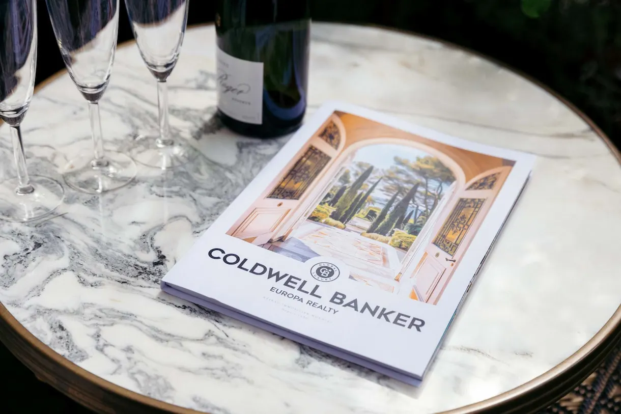 Magazine Coldwell Banker présentant des biens immobiliers de prestige