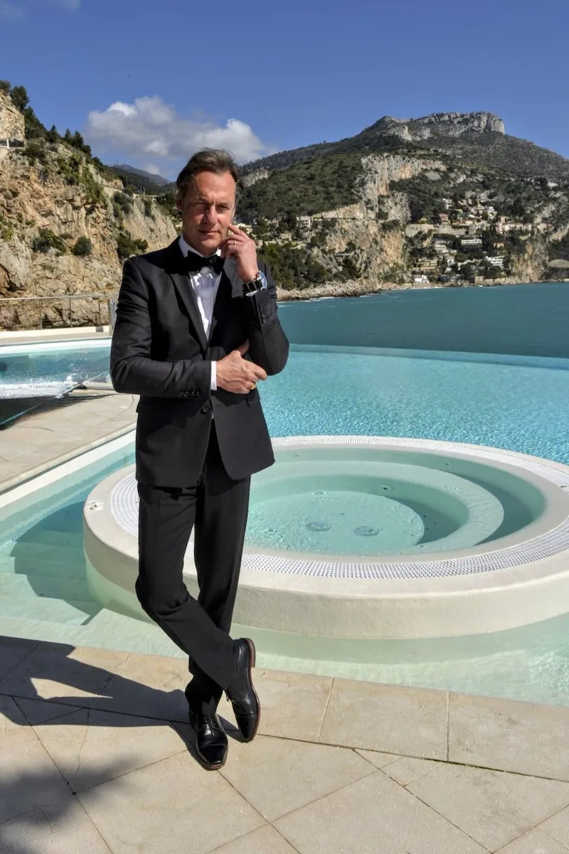 Consultant immobilier à Nice Cimiez devant une villa avec vue mer sur la Côte d'Azur