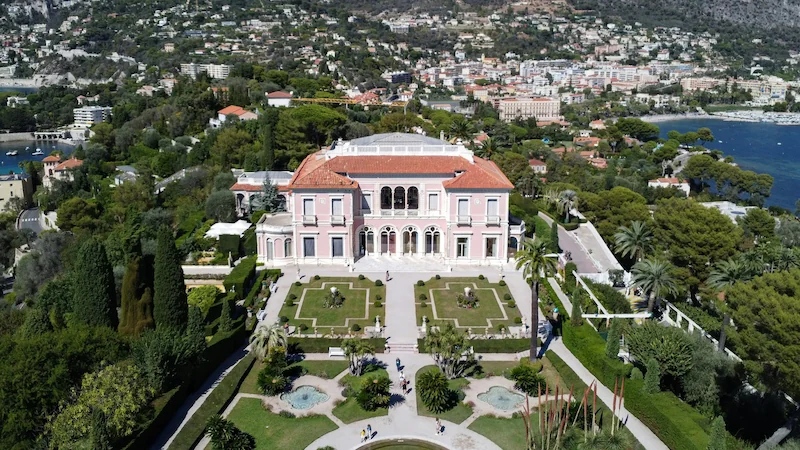 Villa contemporaine avec piscine et vue dégagée à Nice.